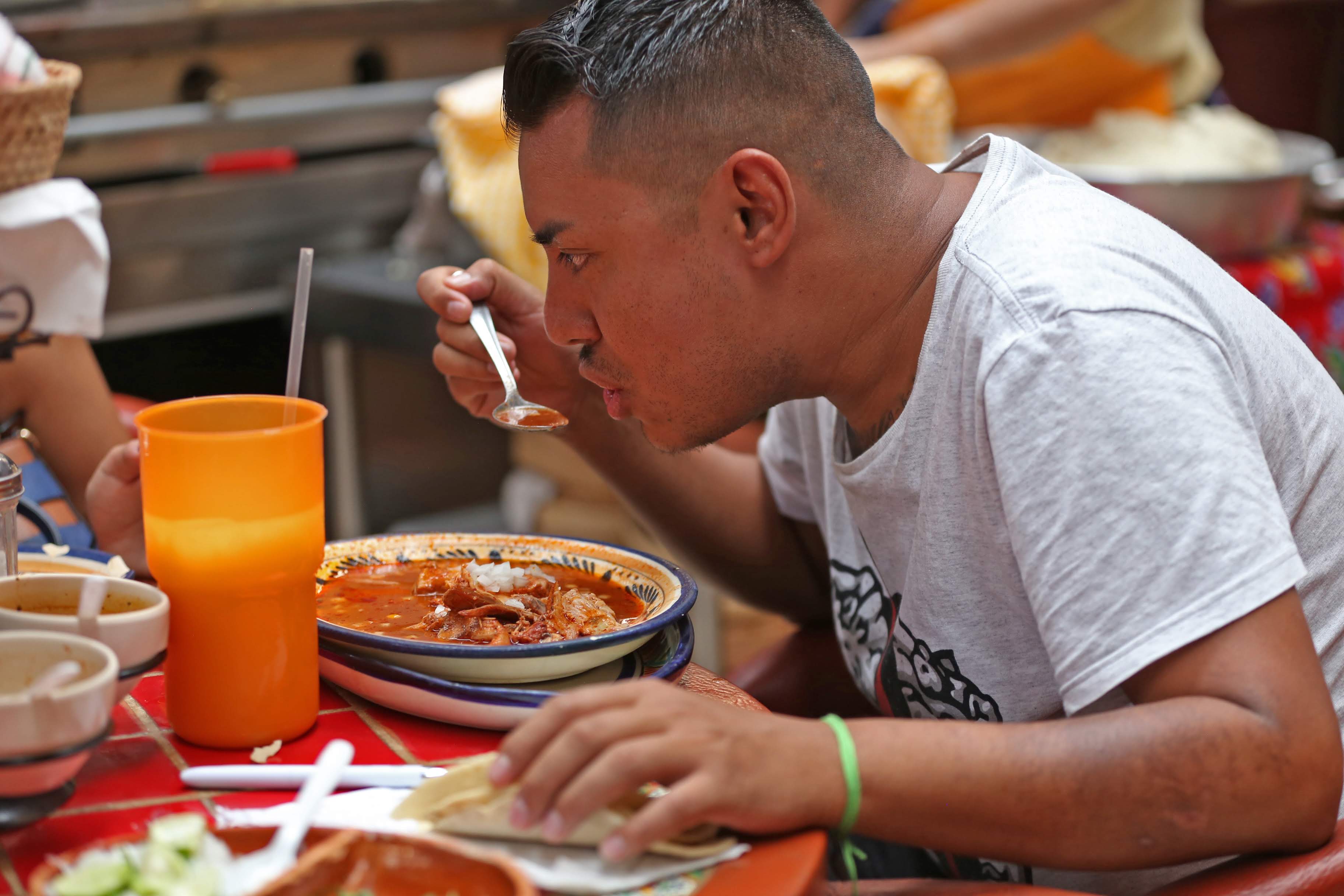Consumir alimentos grasosos o muy irritantes puede ser un detonante del padecimiento (Fernando Carranza).