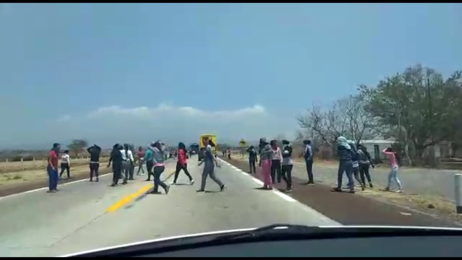 Estudiantes de la normal de Amilcingo bloqueaban la autopista siglo XXI para detener a los autobuses. (David Mornroy)