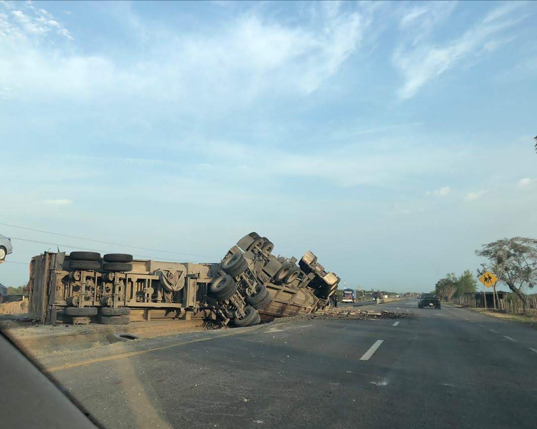 El chofer salió ileso pese a lo aparatoso del accidente (Foto/Sandra Sosa)