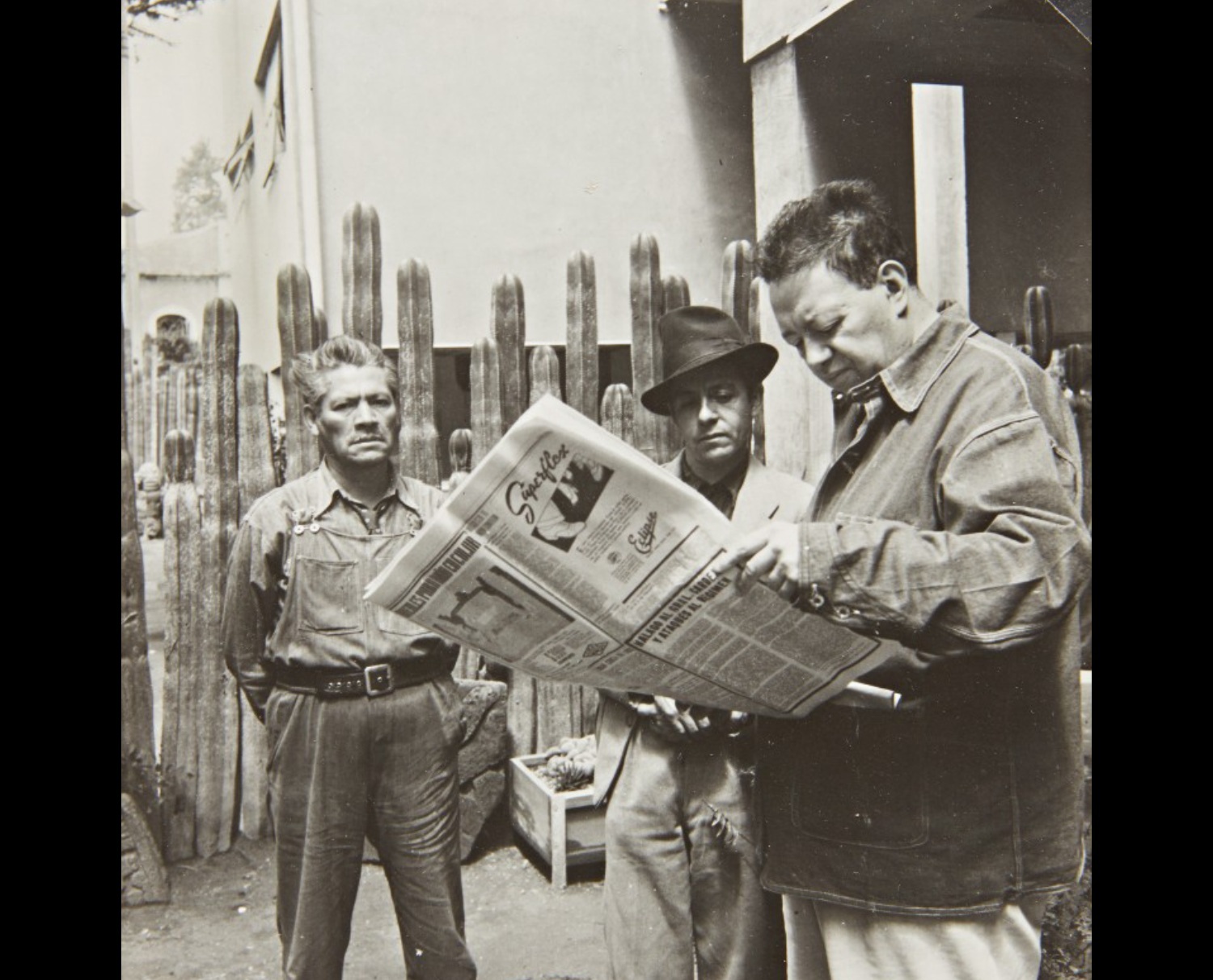 Diego Rivera lee el periódico en la Casa Azul. (Nickolas Muray)