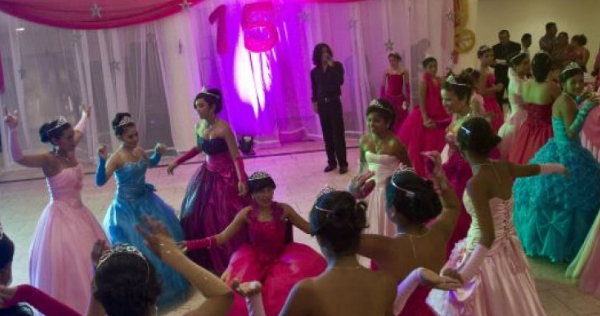 Grupo de quinceañeras en su fiesta.