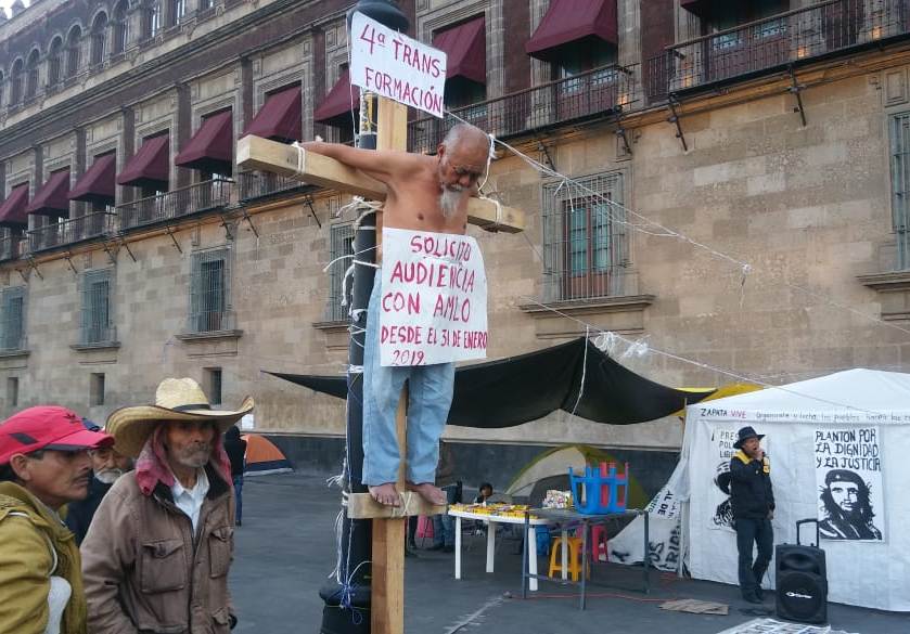 El hombre colocó la cruz de madera frente a la puerta principal del recinto. | César Velázquez