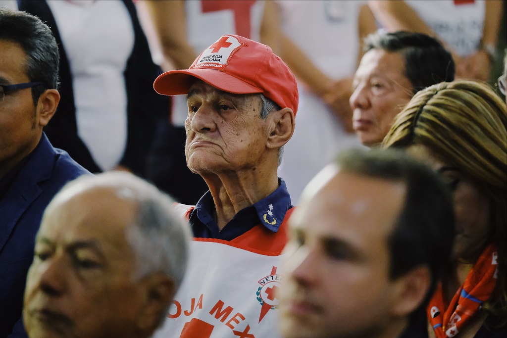 Juan González, de sus 90 años de edad, ha dedicado 69 al servicio de voluntariado en la Cruz Roja Mexicana en Jalisco. (Especial)