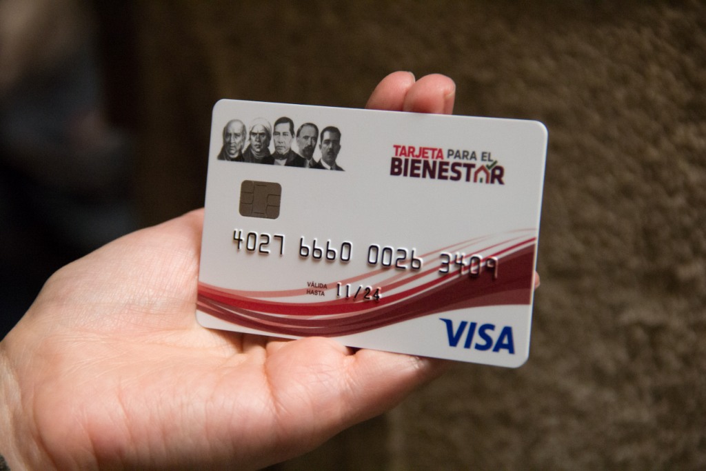 La tarjeta de pensión para adultos mayores. (Cuartoscuro)