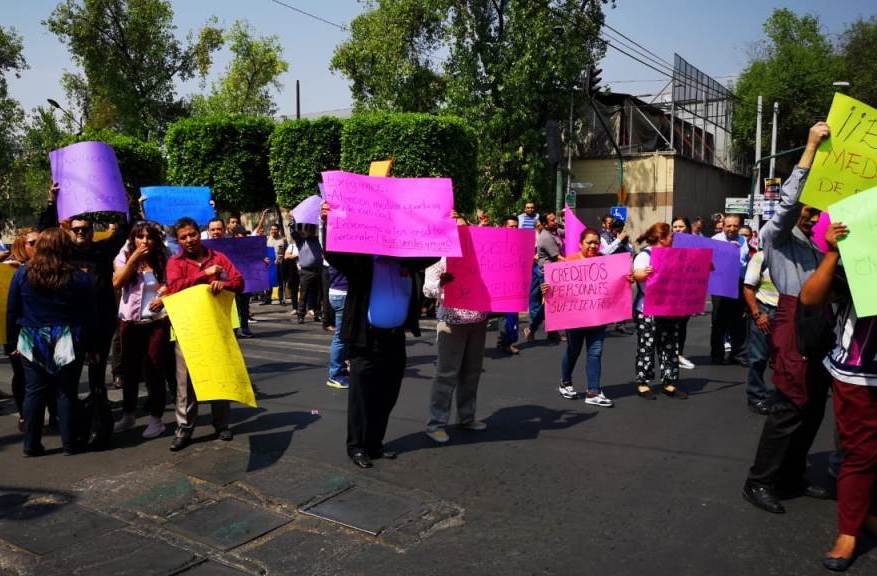 Los manifestantes bloquean la avenida Jesús García, frente a las oficinas del ISSSTE. | Gabriel Ortega