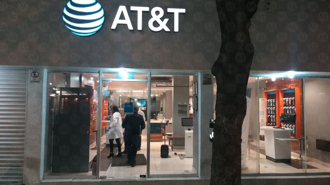 Una tienda AT&T fue asaltada y amagaron a los trabajadores. (Jorge Becerril)