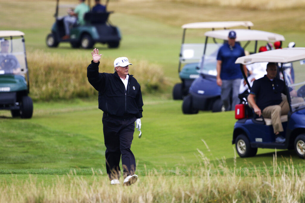Trump no es el primer presidente acusado de tratar de sacar ventaja en el golf.  AP