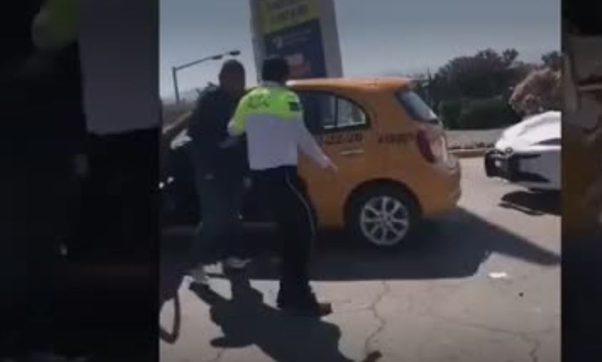 El director de tránsito señaló que el agente fue agredido por infraccionar al taxista. (Especial)