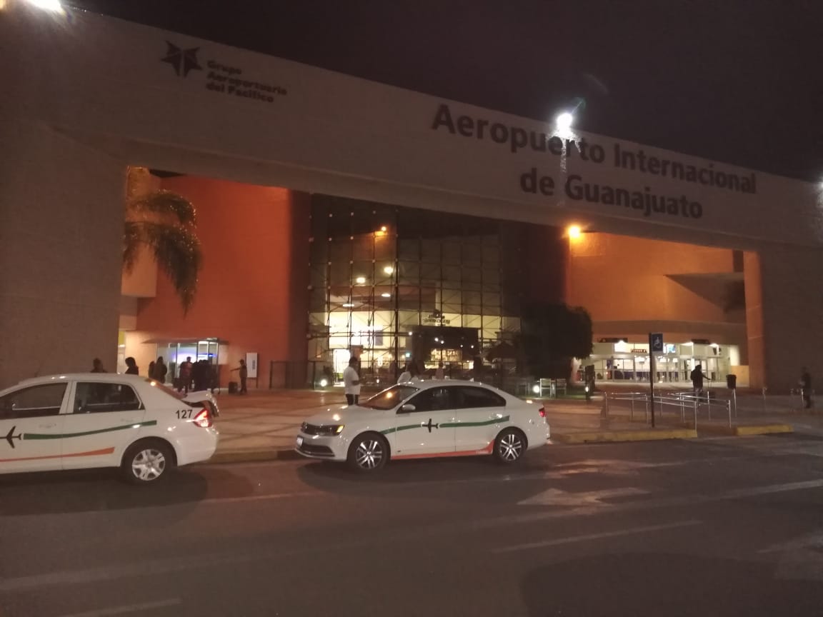 Hombres armados y encapuchados se llevaron del área de pista el dinero, el cual sería trasladado a la CdMx.