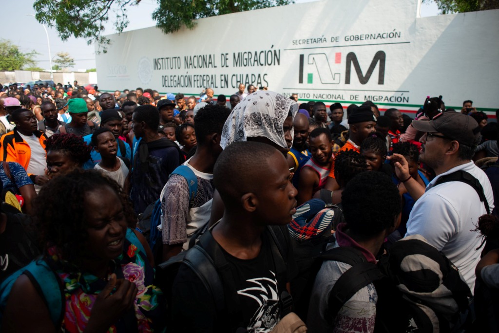 Cerca de dos mil migrantes esperan a las afueras de las oficinas del INM en Tapachula (Cuartoscuro)