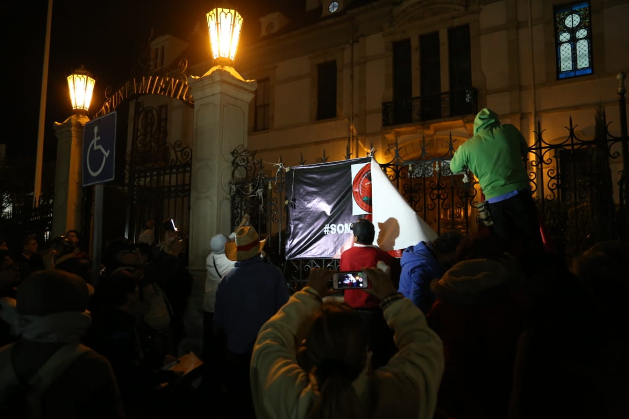 Termina huelga sindical de Pachuca; quitan banderas rojinegras de las sedes cerradas. (Jorge Sánchez)