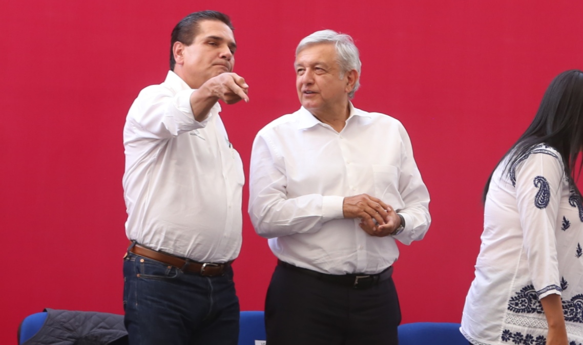 AMLO promete 'federalizar' el pago de los maestros de Michoacan/Javier Ríos.