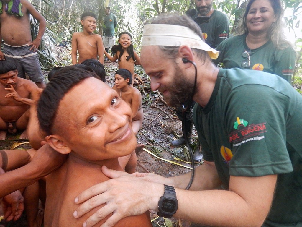 La expedición fue planeada previamente en que viajaron funcionarios de la dependencia, médicos y miembros de la tribu (EFE)