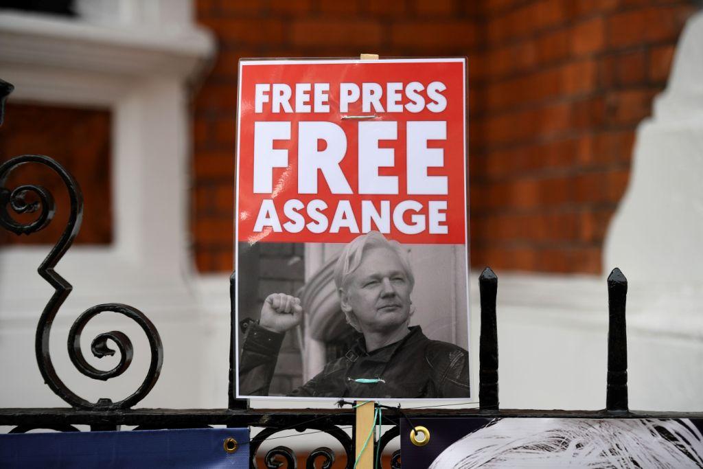 El fundador de WikiLeaks debe cumplir desde octubre un protocolo que regula sus visitas. AFP