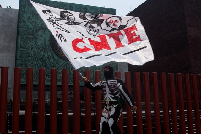 Integrantes de la CNTE protestan en la Cámara de Diputados/Cuartoscuro.