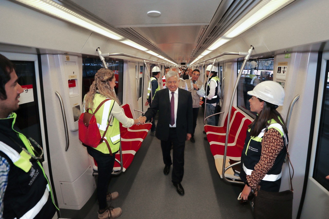 El Presidente supervisó los avances en la obra de la línea 3 del Tren Ligero en Guadalajara (Presidencia)