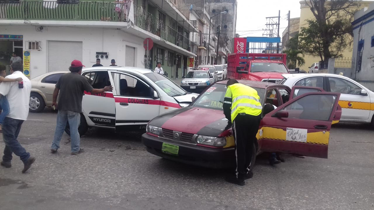 Taxista protagonizan choque.