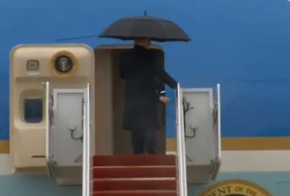 Trump abordó el avión presidencial para dirigirse a California. | Especial