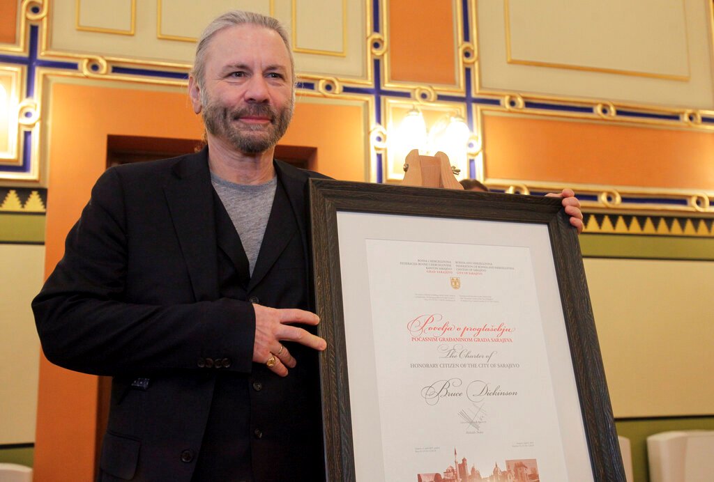 Bruce Dickinson es reconocido en Sarajevo (AP)