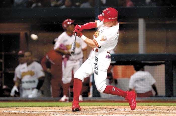 Diablos gana su primer juego inaugural en casa en 64 años. Iván López