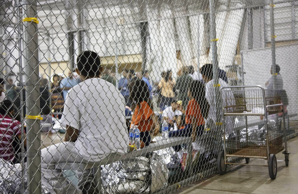 El gobierno dará información sobre las familias separadas a la Unión Americana de Libertades Civiles. AP