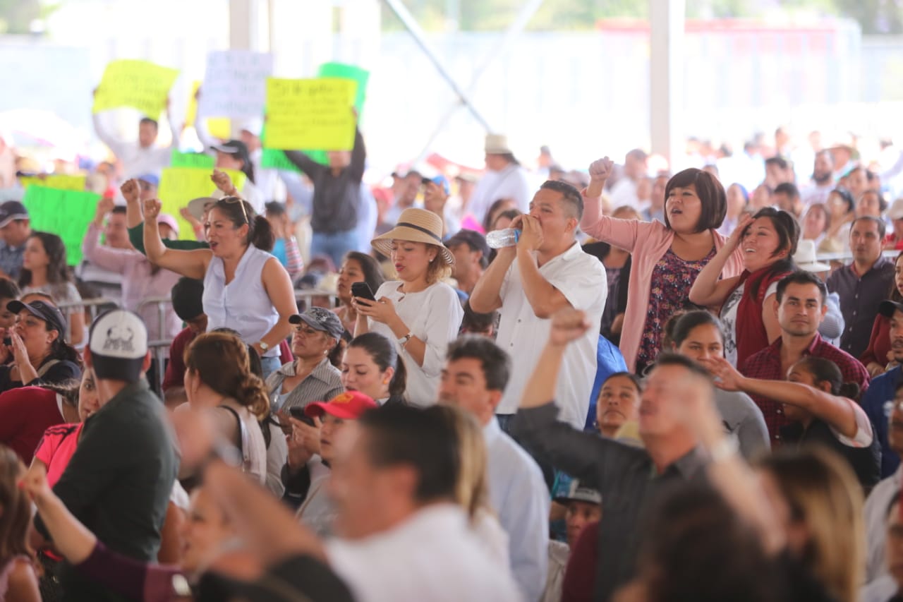 Ante la guerra de abucheos y las rechiflas en contra del Presidente, los beneficiarios de programas sociales le lanzaban porras (Javier Ríos)