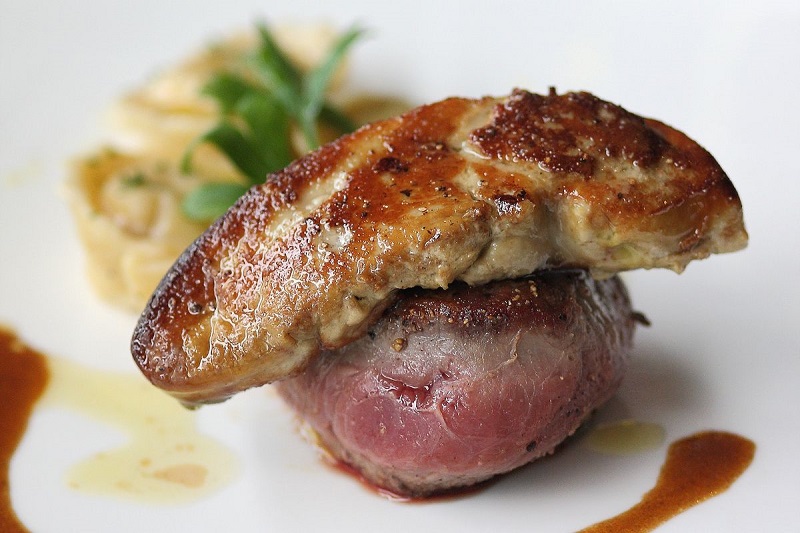 José Fuentes Mares presumía de preparar el filete al 'foie gras'  como si fuera una obra de arte. (Shutterstock)