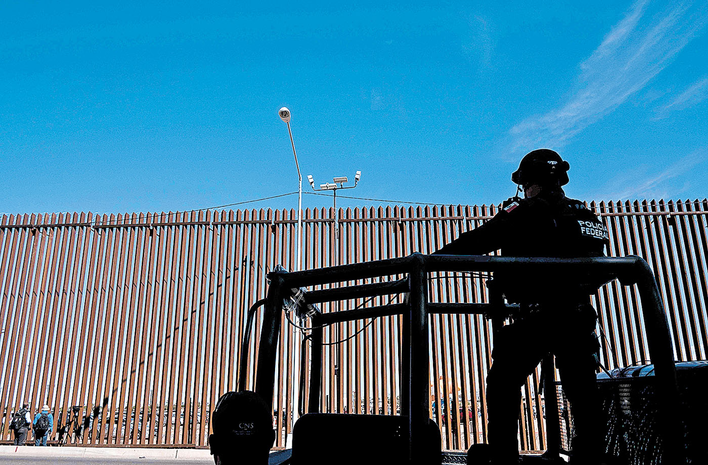 La Policía Federal vigila al otro lado de la frontera. (AFP)