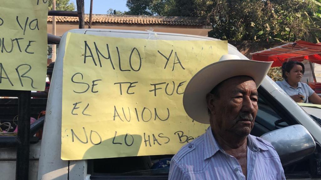Los manifestantes colocaron pancartas afuera de la unidad deportiva Uruapan. | Jannet López Ponce