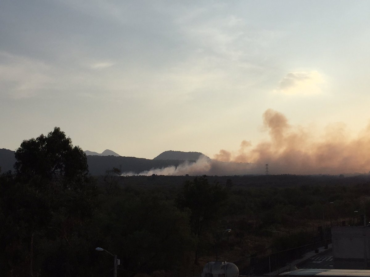 Bomberos atienden el incendio en el pastizal de Tlalpan. (Tomado de @mojigonte)