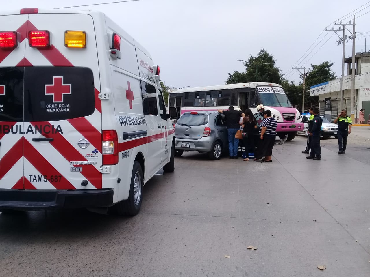 Cruz Roja auxilia a involucrados en el percance.