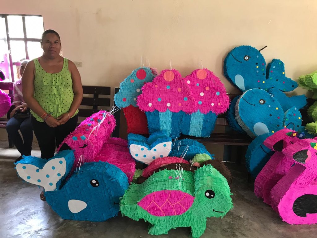 Curso de elaboración de piñatas para esposas de pescadores en Tamaulipas (Foto/Twitter)