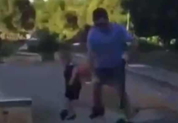 El momento de la agresión quedó grabado en video.