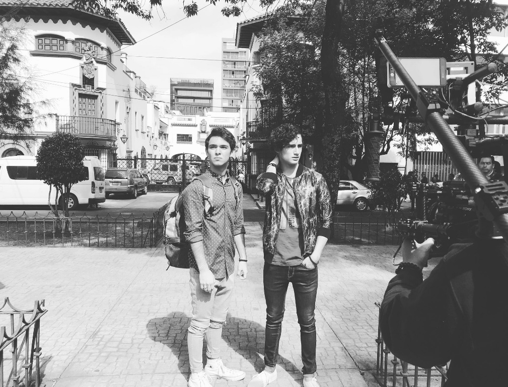 Emilio Osorio y Joaquín Bondoni iniciaron con las grabaciones del piloto de 'Aristemo, la serie' (Twitter: Mi marido tiene más familia).