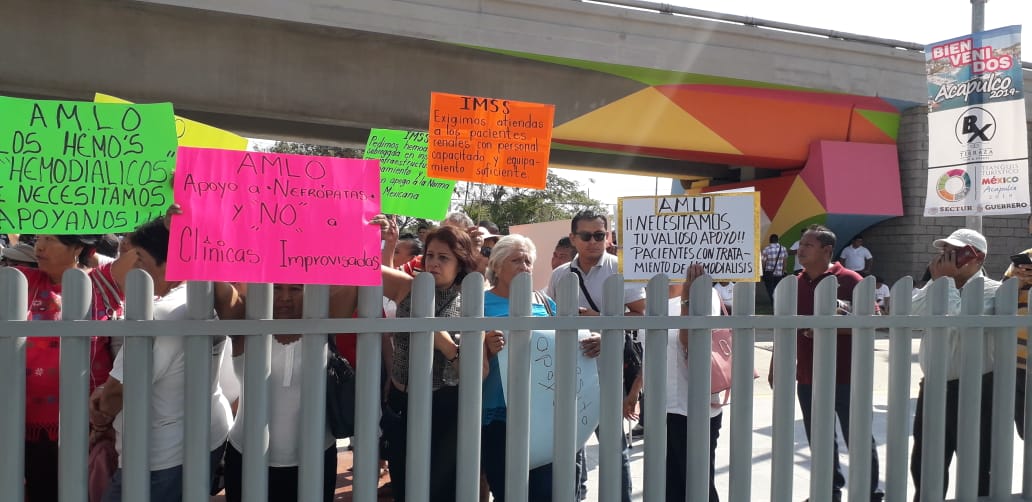 La protesta se realiza en el marco edición 44 del Tianguis Turístico de México, en Acapulco. (Javier Trujillo)