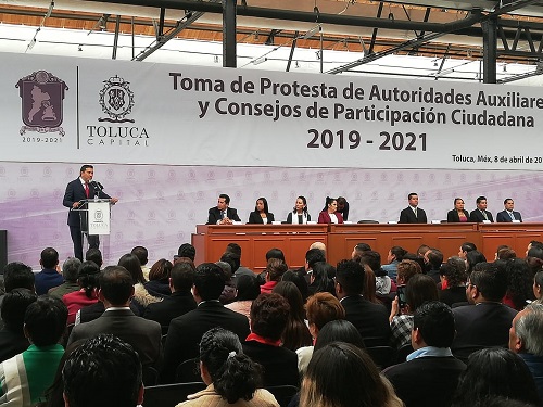 El alcalde tomó protesta a las autoridades auxiliares. (Alondra Ávila)