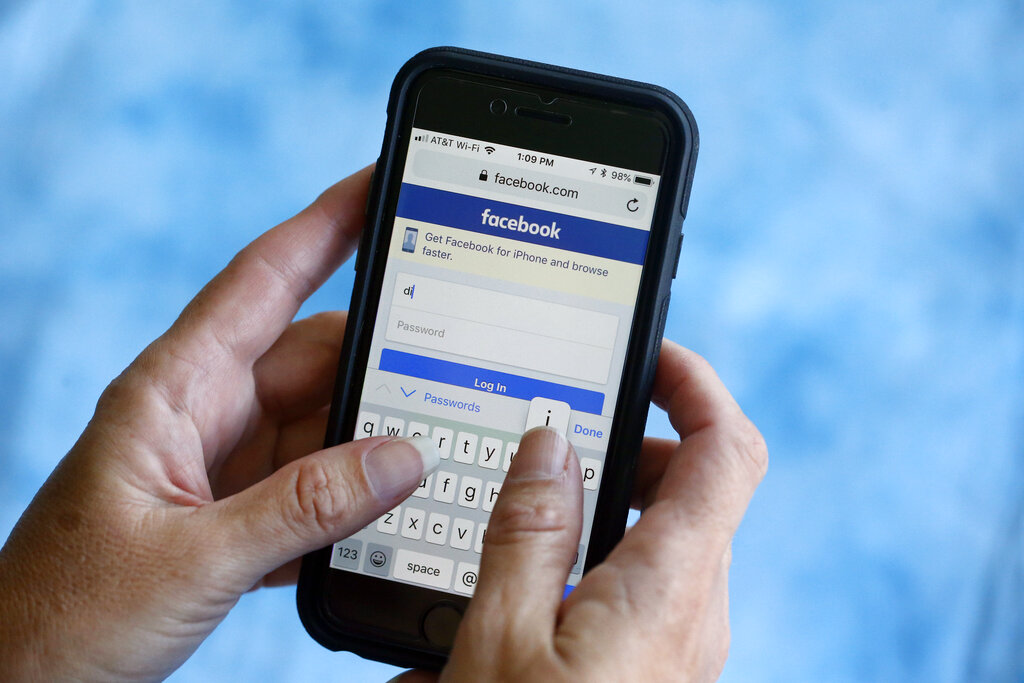 Las aplicaciones de Facebook, Messenger e Instagram dejarán de funcionar en teléfonos con Windows Phone (AP).