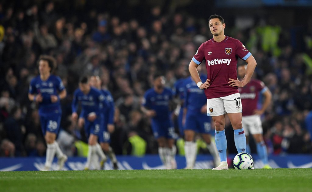 Chicharito Hernández lamenta el gol de Eden Hazard (Reuters)