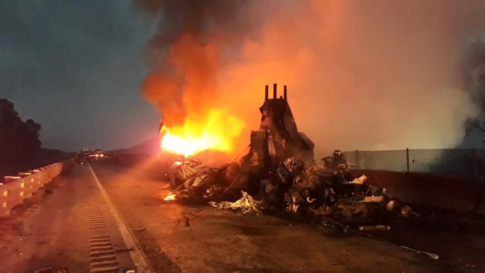 El conductor salió del camión herido. (Protección Civil y Bomberos)