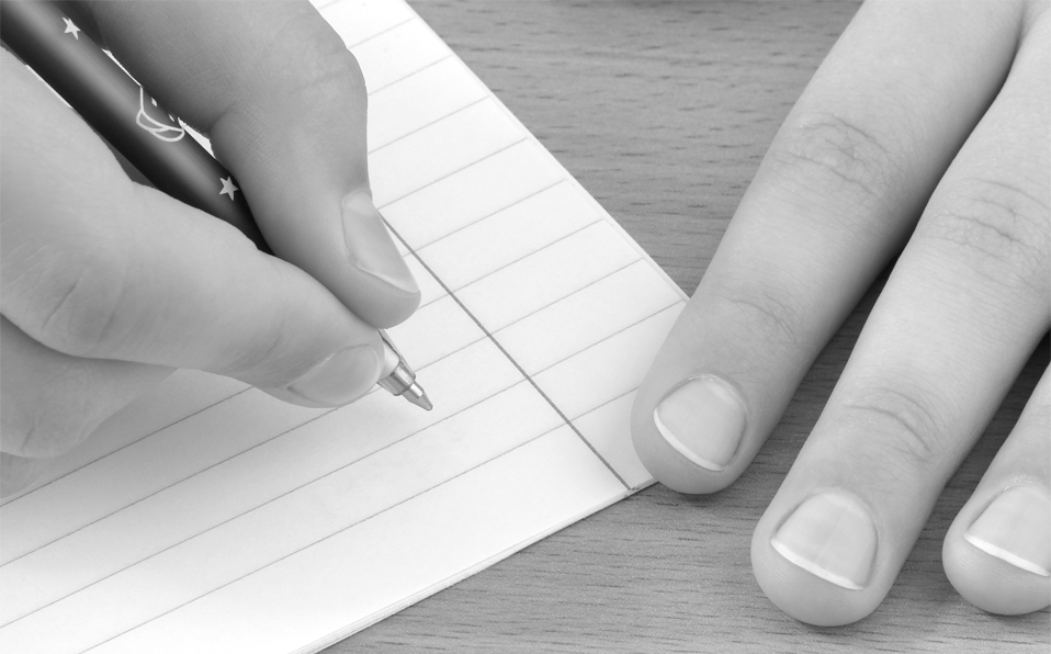 Poco a poco se va extinguiendo el ejercicio de escribir a mano con la llegada de dispositivos electrónicos. (Archivo)