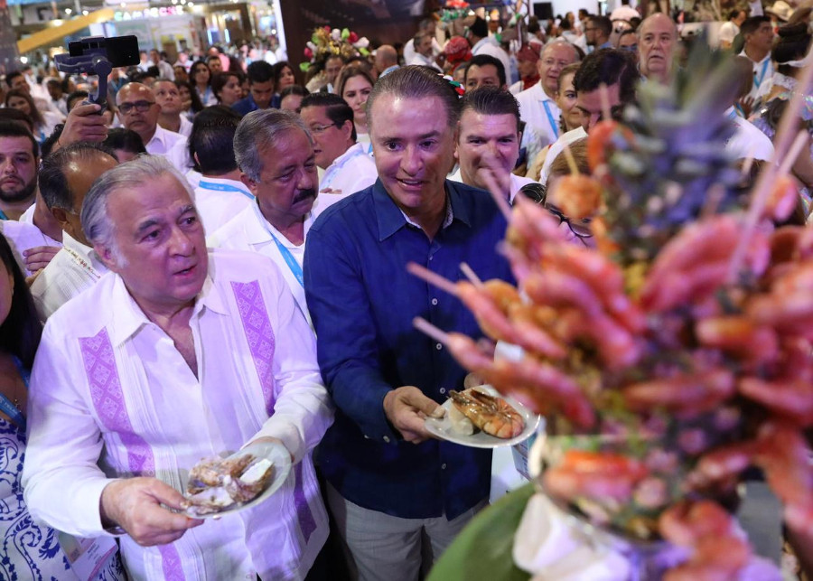 El gobernador de Sinaloa, Quirino Ordaz, mostró al secretario de Turismo parte de la gastronomía del estado (Cortesía)