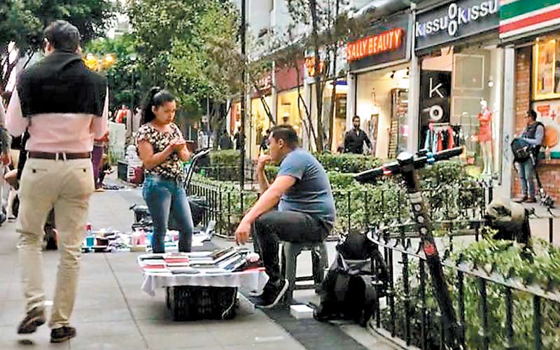 Informales tienden su mercancía en el suelo. (Foto: Cinthya Stettin)