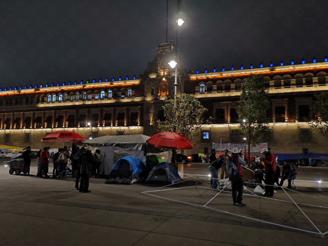Integrantes del SITUAM instalaron un plantón de manera indefinida en el Zócalo, frente a Palacio Nacional. (Jorge Becerril)