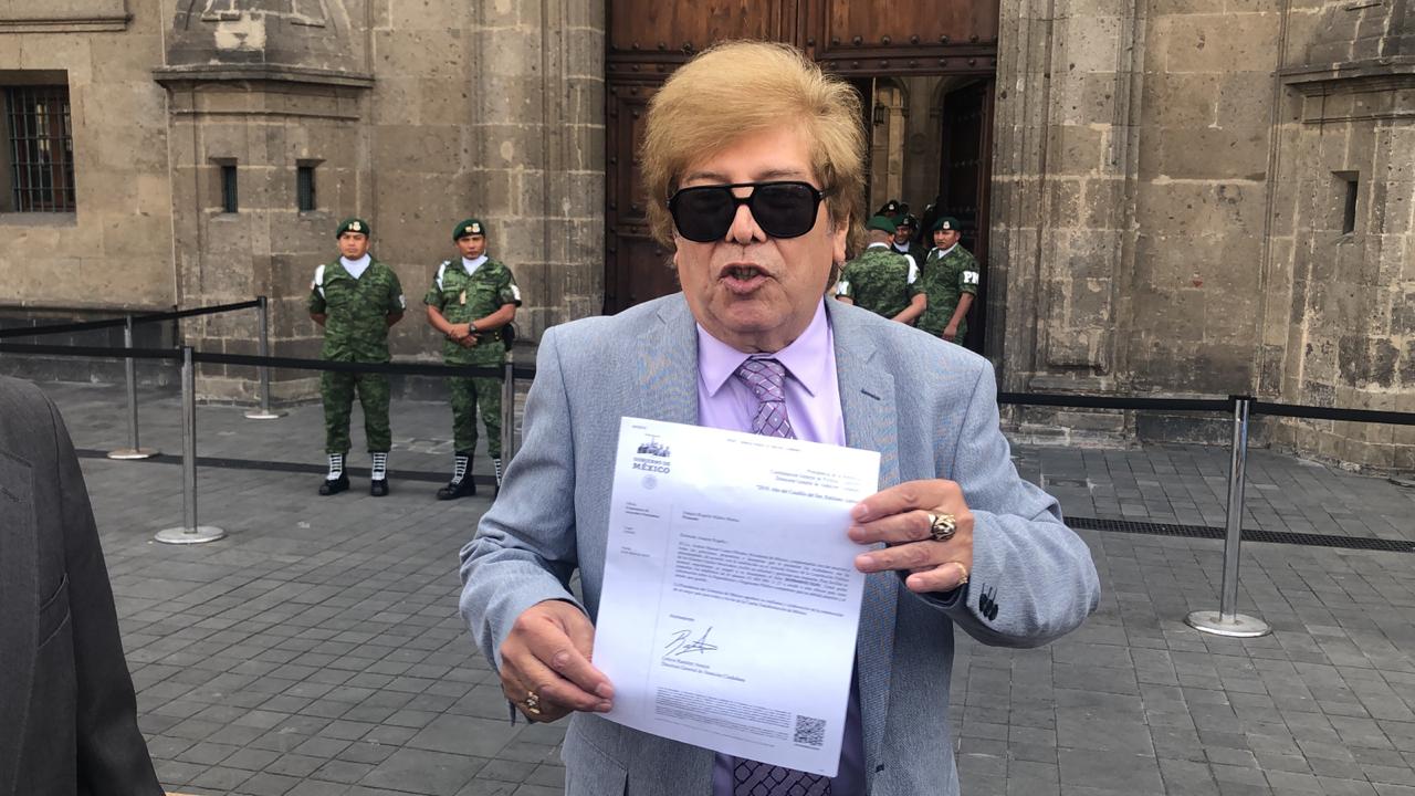 Joaquín Muñoz entregó dos cartas en Palacio Nacional escritas, dijo, por el fallecido cantante/Jannete López Ponce.