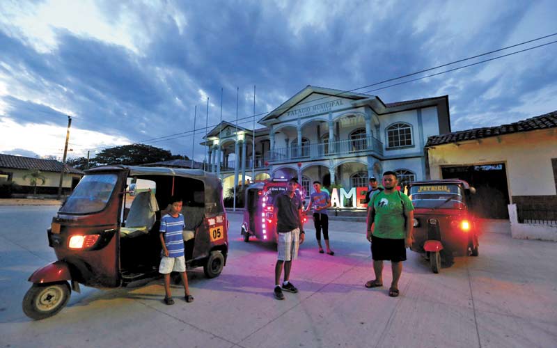 Los pocos jóvenes que quedan en el municipio trabajan manejando mototaxis. (Foto: Jorge Carballo)
