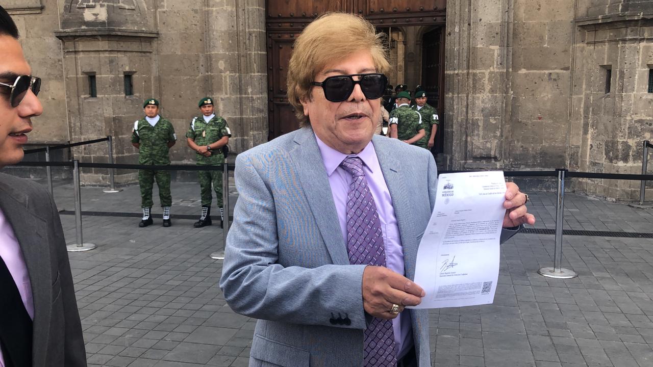 Juan Gabriel quiere hablar con AMLO, o eso dice su representante/Jannet López Ponce.