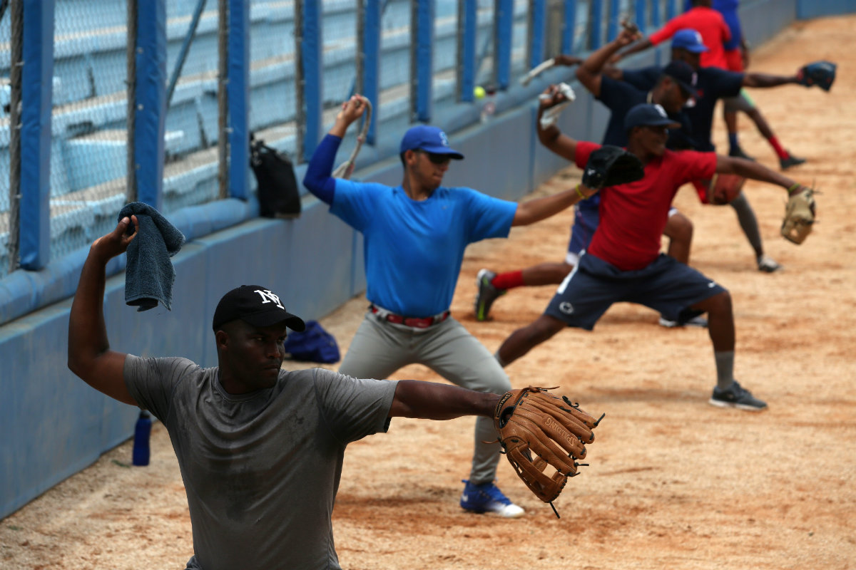Jugadores de los Industriales de La Habana practican en el estadio Latinoamericano de la ciudad (Reuters)