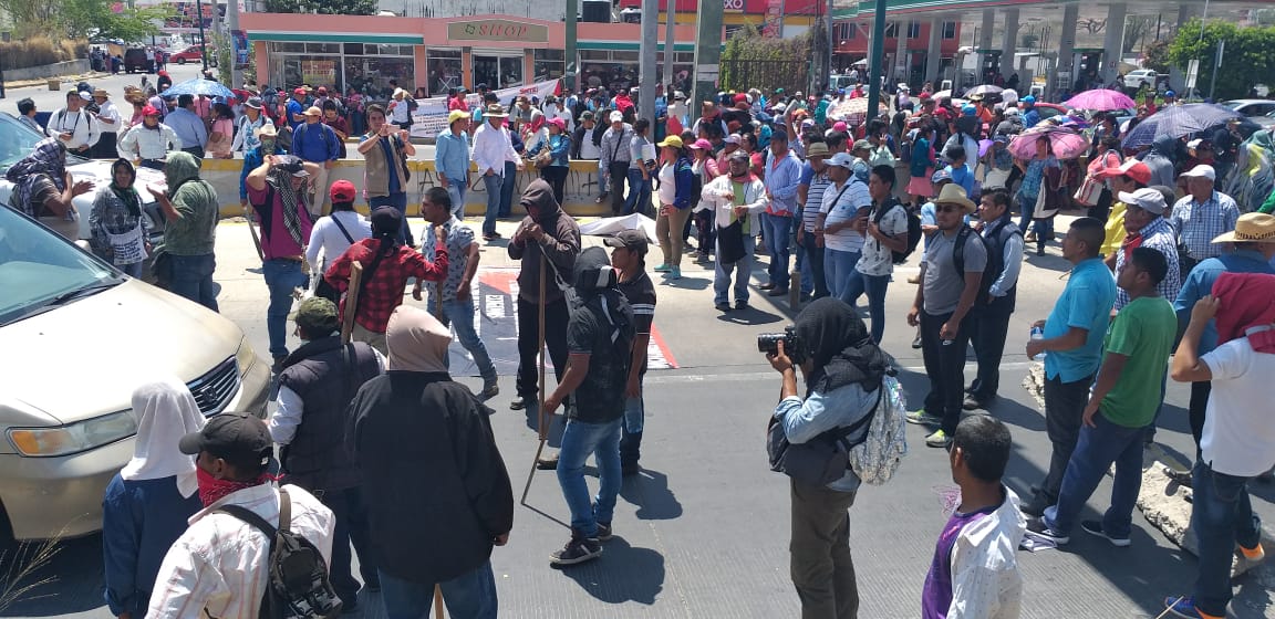 Los maestros bloquean parcialmente la autopista. (Rogelio Agustín Esteban)