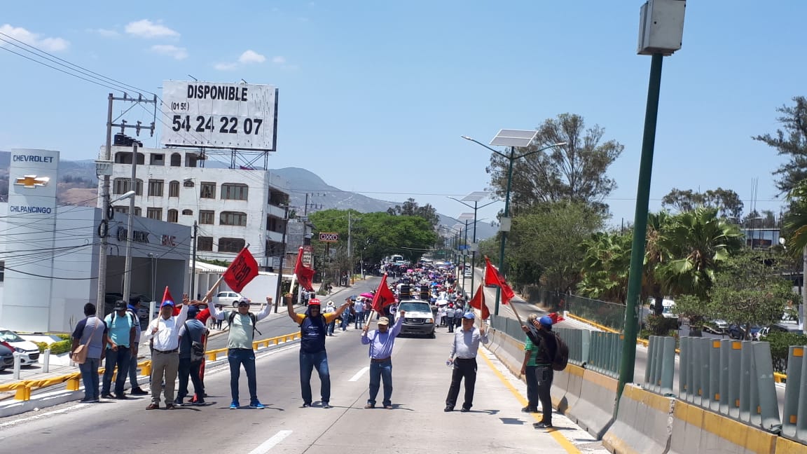 Los maestros bloquean parcialmente la autopista. (Rogelio Agustín Esteban)