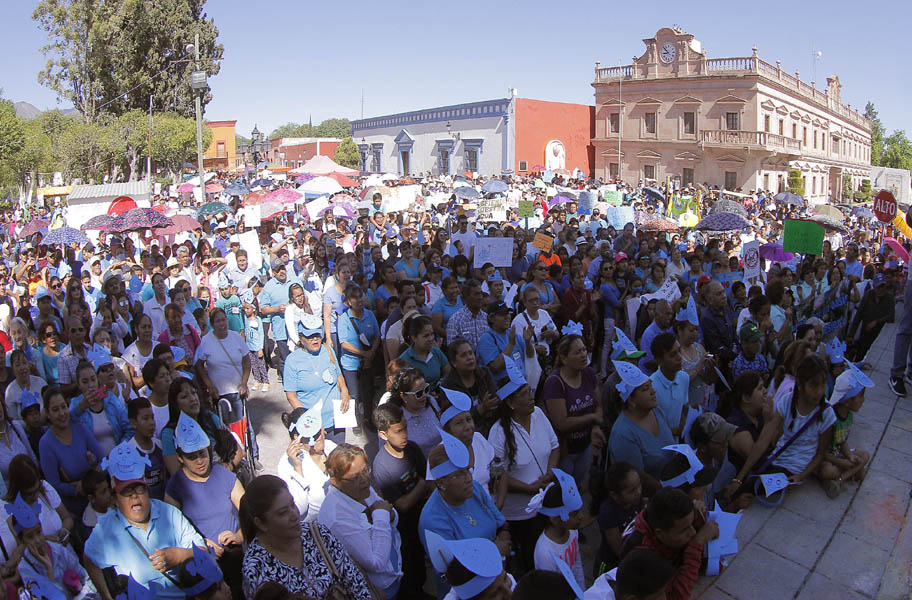 Ayer en Parras de la Fuente los ciudadanos se manifestaron en defensa del agua. (Manuel Guadarrama)